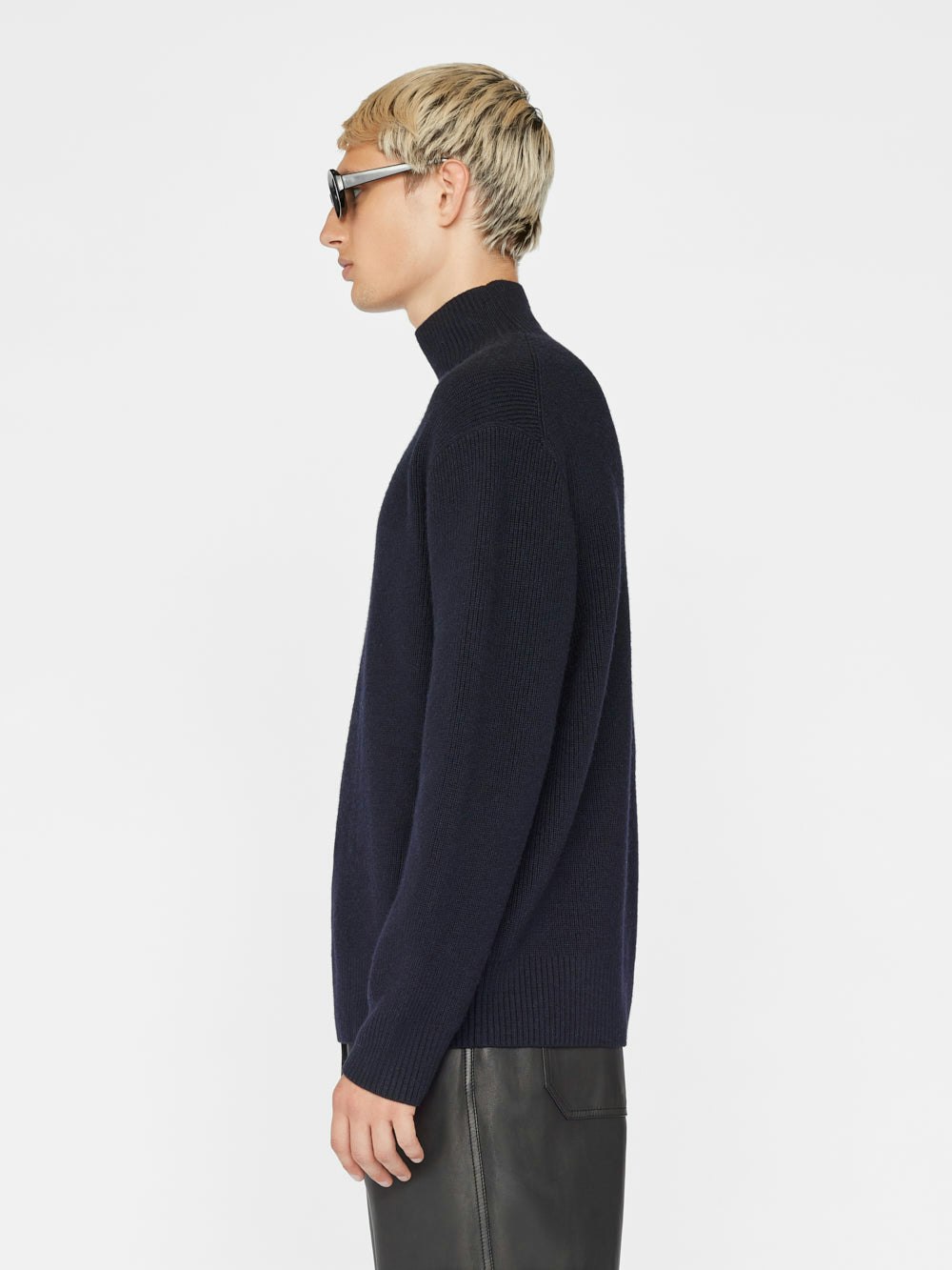 sweater side view alt:fit1